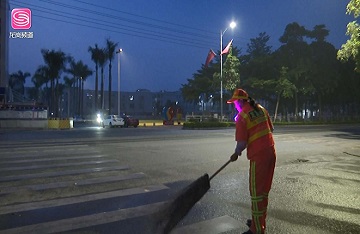 国庆坚守岗位 环卫工人挥洒汗水保清洁