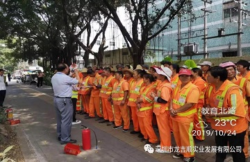 今天，我们来当消防员