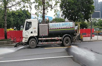 洒水车“客串”消防车，协助扑灭自燃小汽车